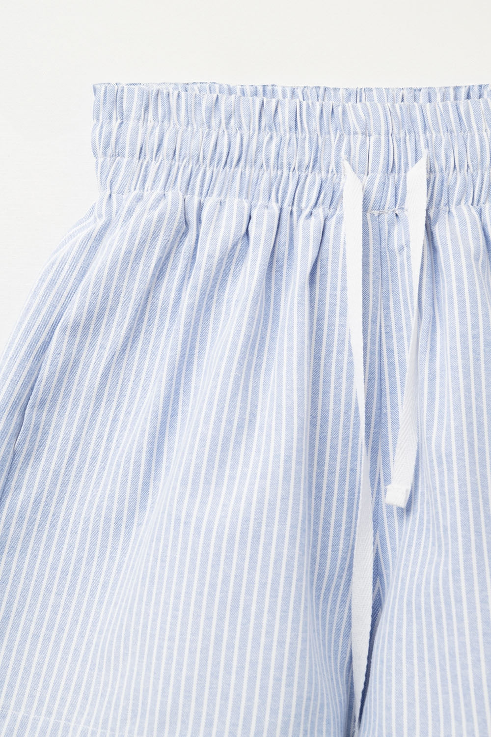 Court avec rayures et cordons à la taille