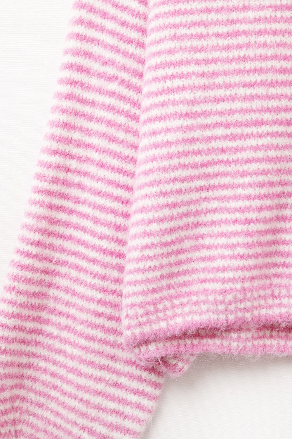 Pull en rose à rayures blanches