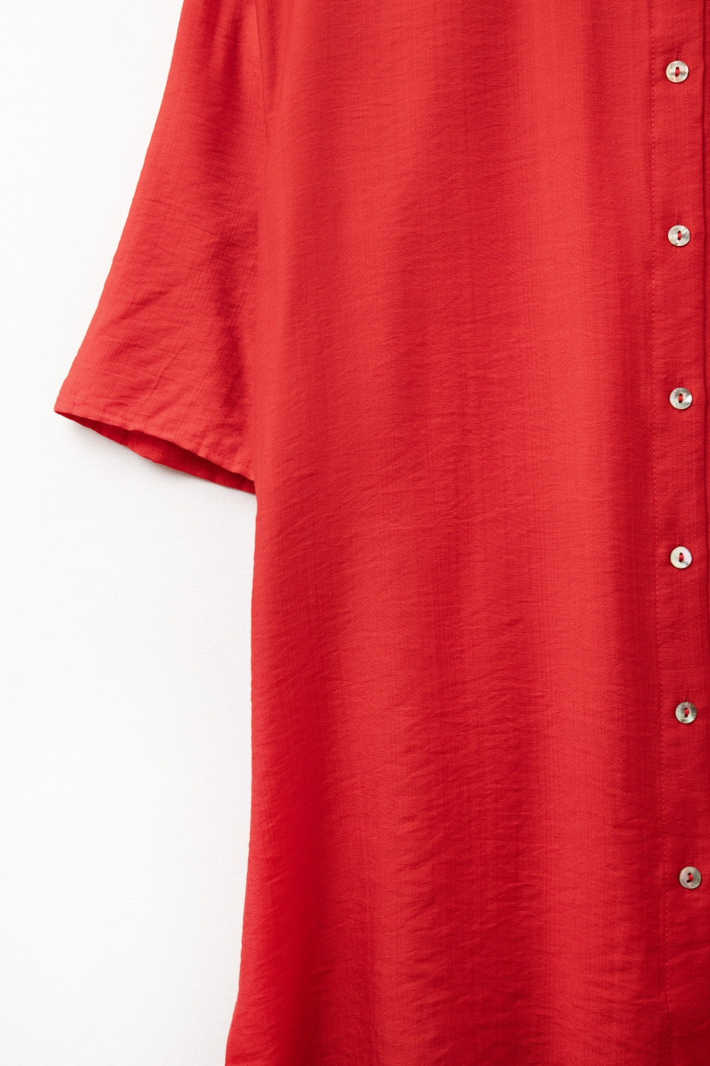 Chemise rouge à manches courtes et plis sur la manche