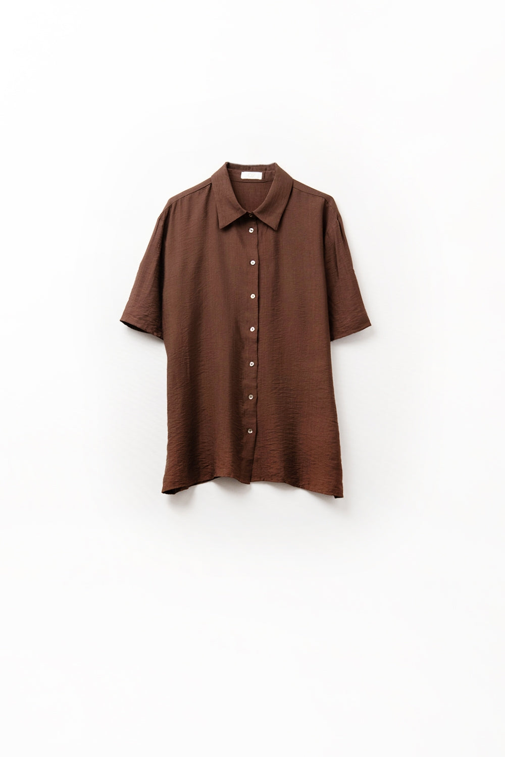Chemise marron chocolat à manches courtes et plis sur la manche