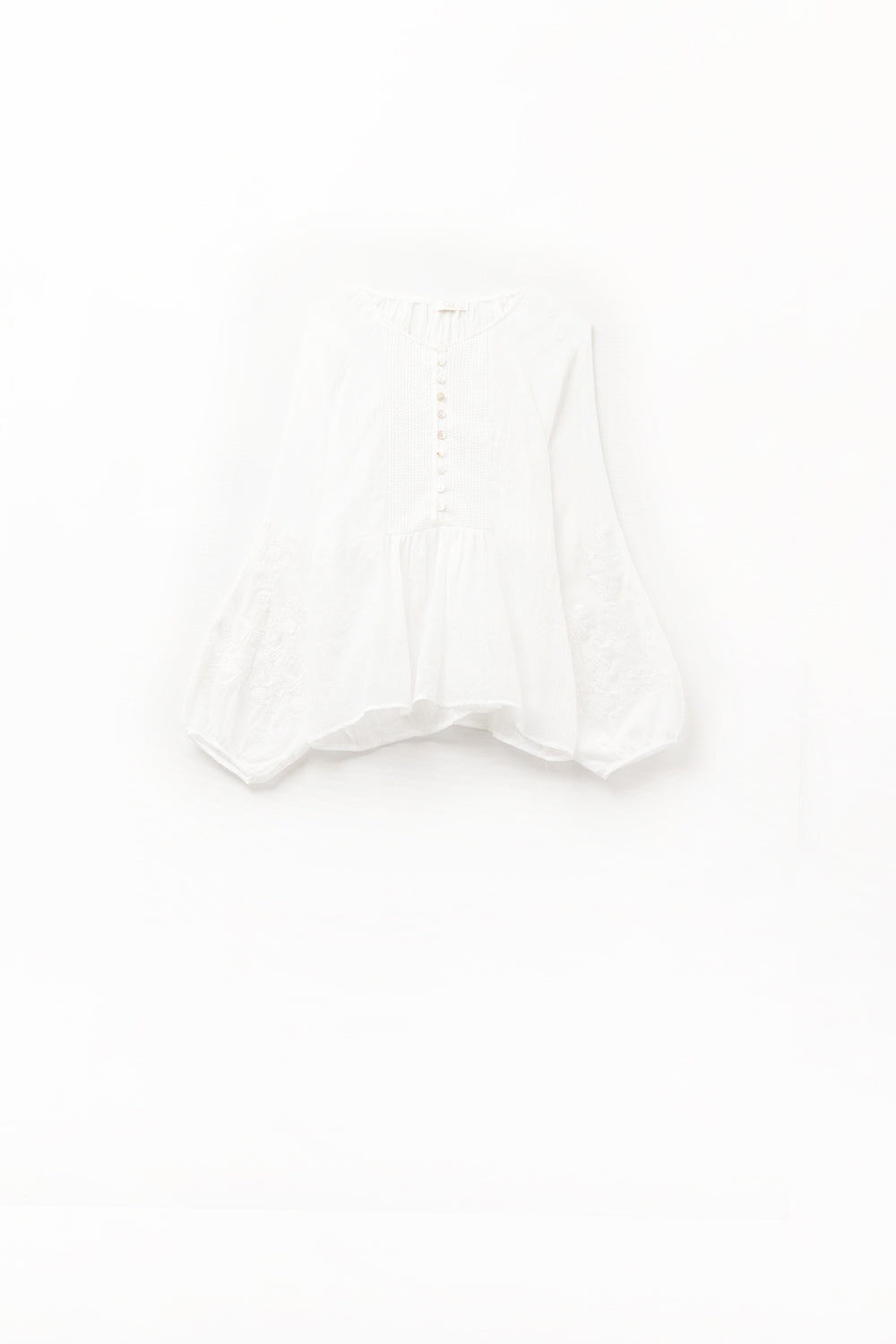 blouse en mousseline de soie blanche avec broderie sur les manches