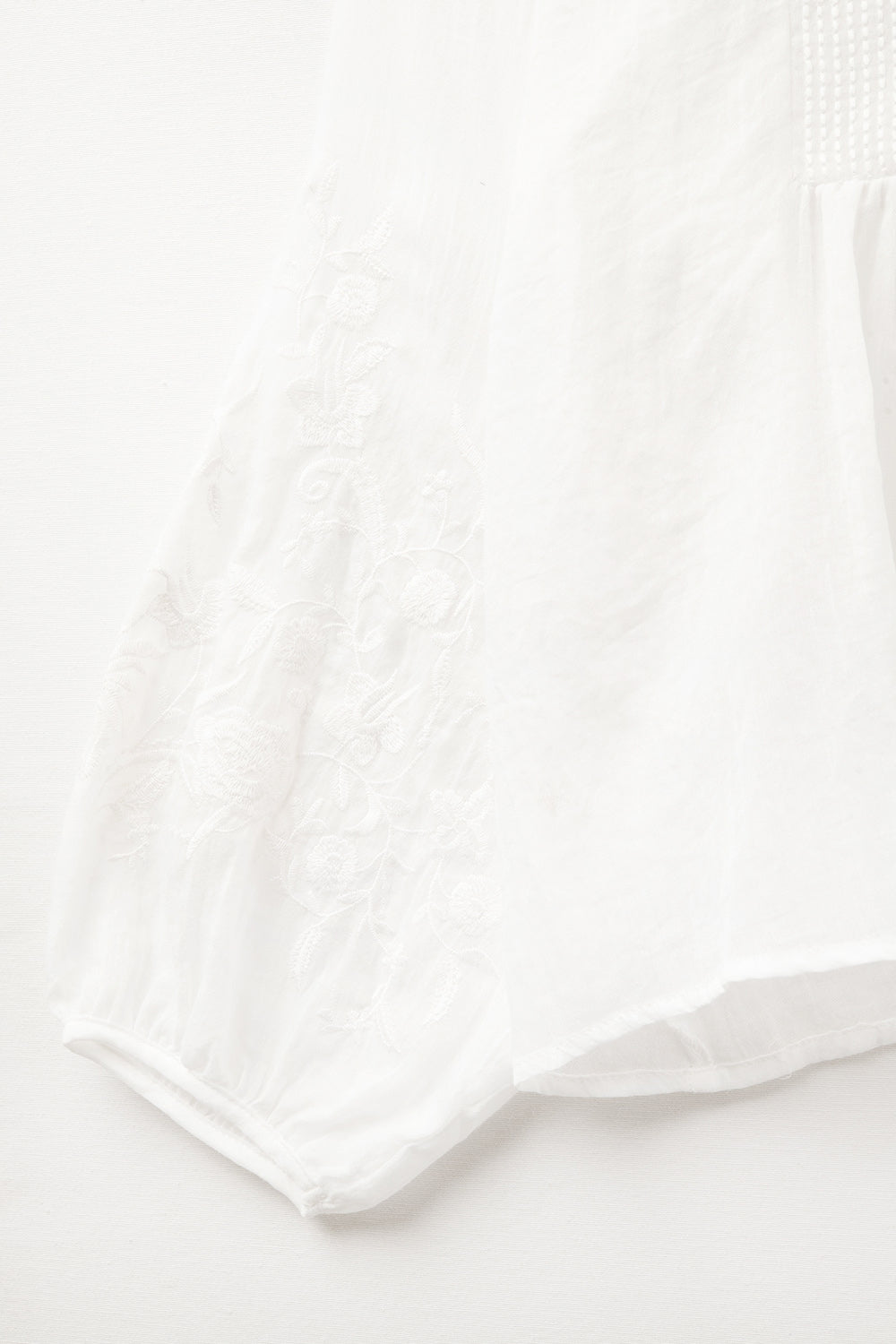 blouse en mousseline de soie blanche avec broderie sur les manches