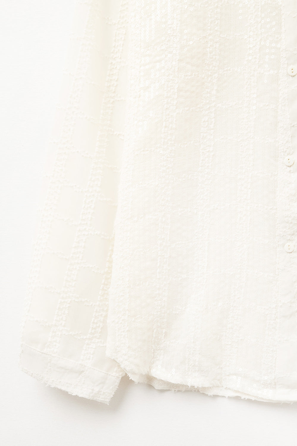 chemise en mousseline de soie beige avec détails en paillettes