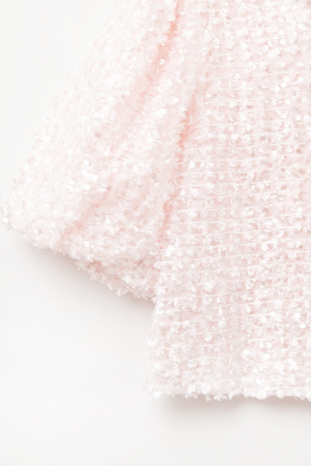 Top rose avec des détails en sequins et des manches bouffantes