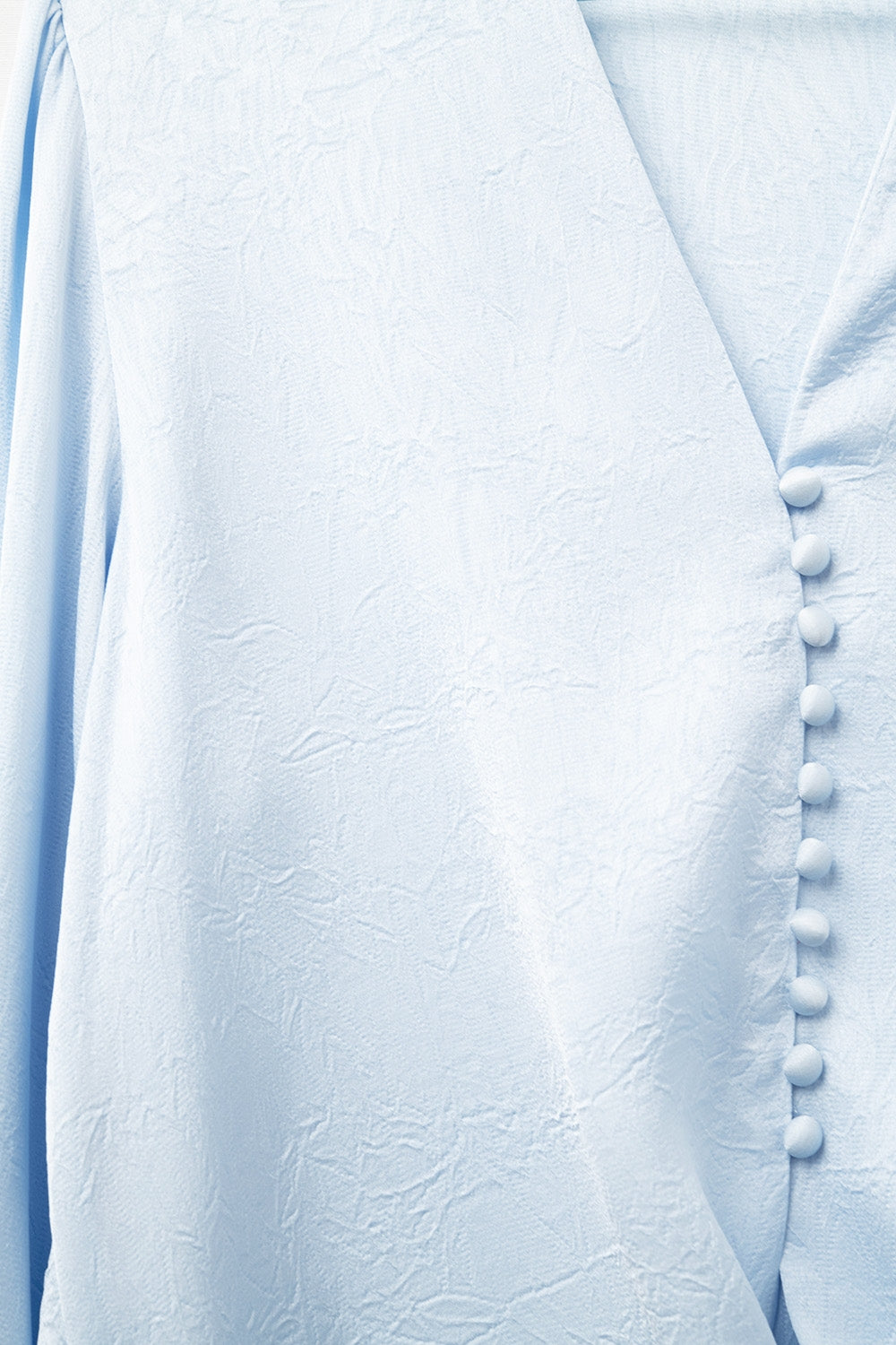 Chemise à boutons raccourcie en bleu avec nœud