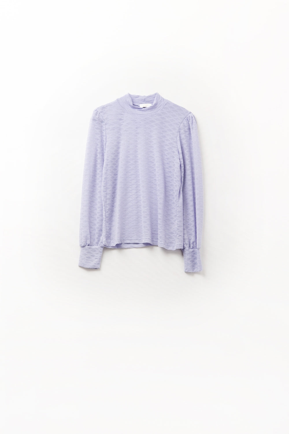 Top en dentelle lilas avec col montant et détails des poignets