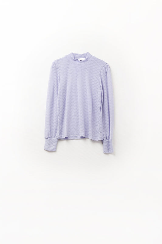 Top en dentelle lilas avec col montant et détails des poignets