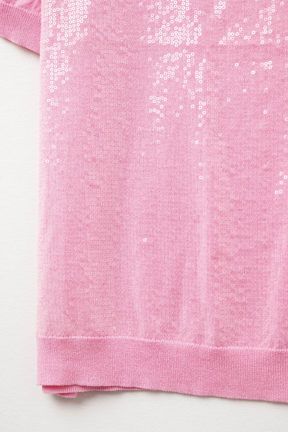 Pull à paillettes rose avec col ras du cou