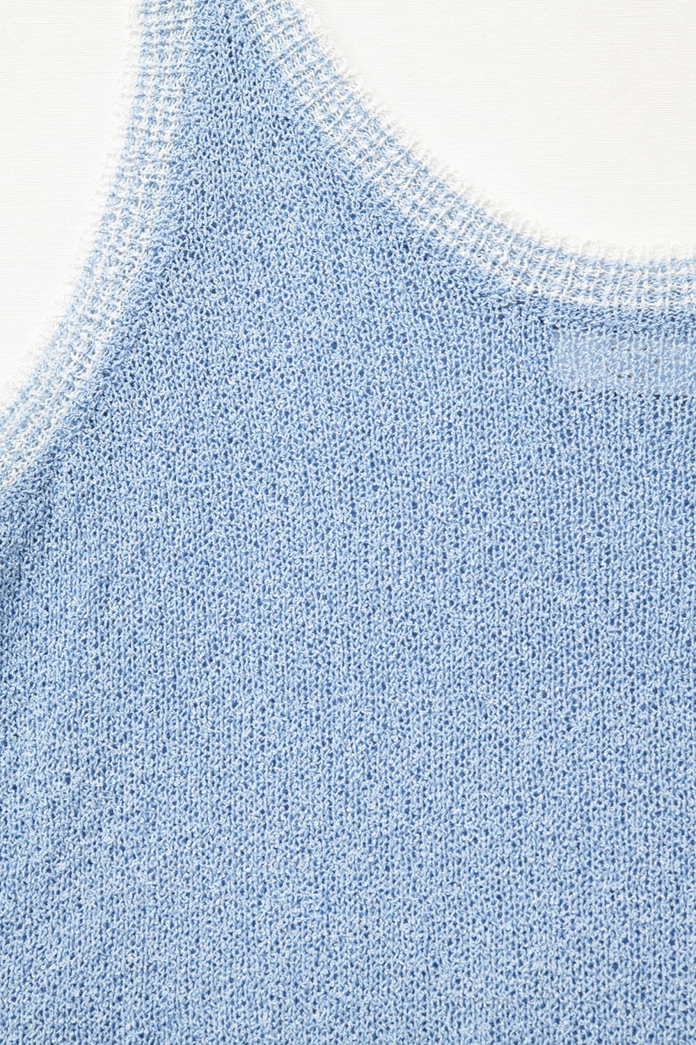 Débardeur en tricot bleu clair avec bordures blanches