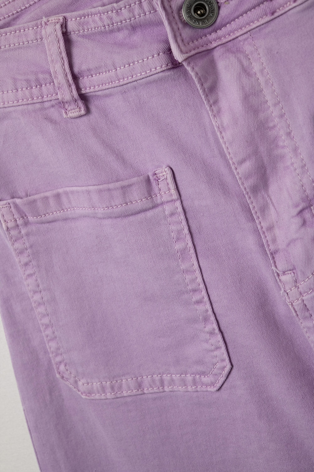 pantalon lilas à jambe droite avec poches avant