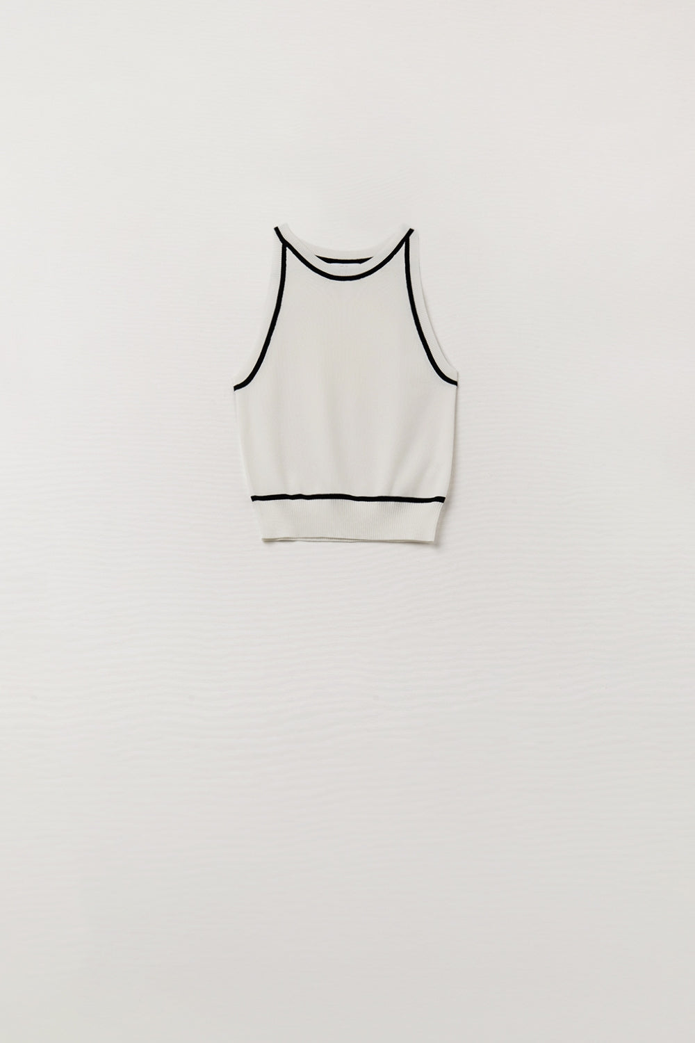 Pull sans manches blanc avec des lignes noires à l'extérieur