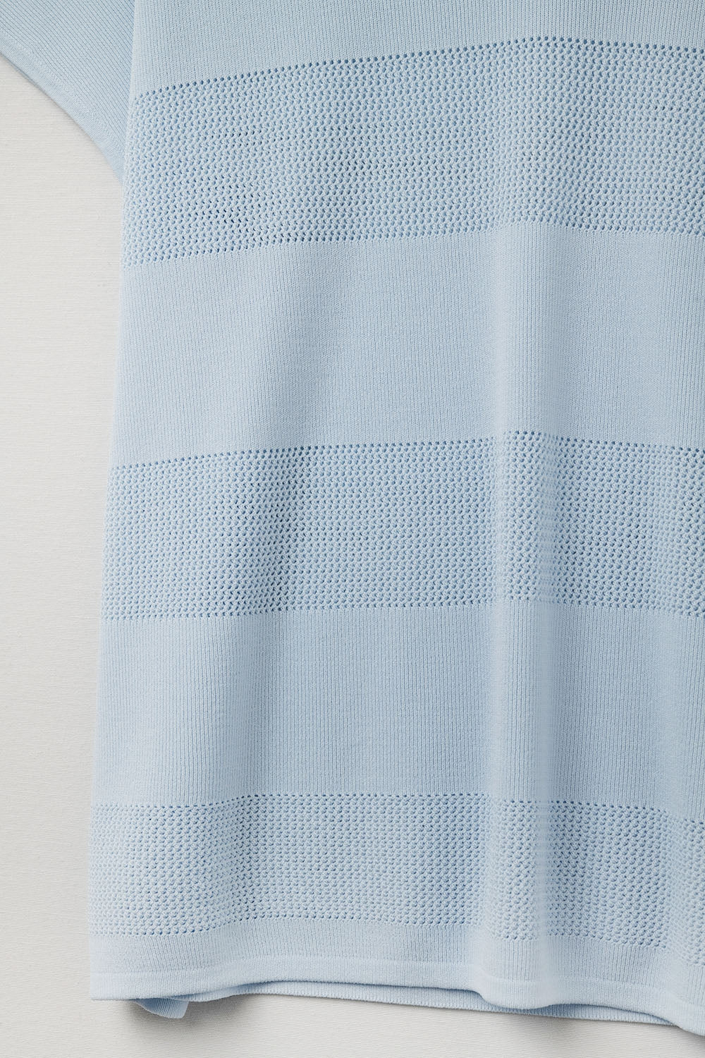Pull col en V bleu bébé avec détail en maille ajourée