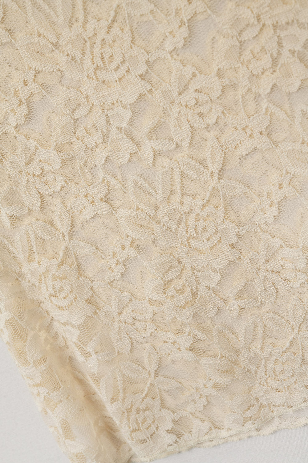 T-shirt en dentelle romantique avec manches courtes en beige