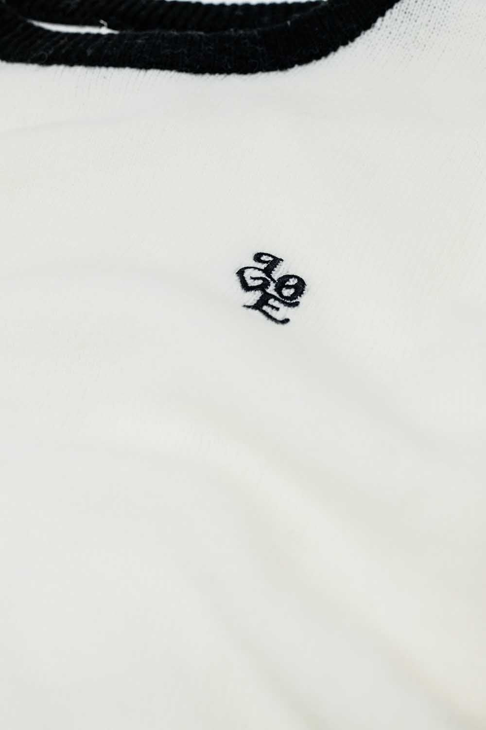 Pull blanc avec col contrasté et logo love sur la poitrine