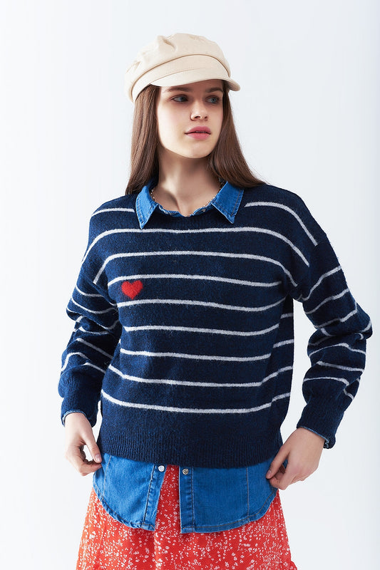 Pull rayé bleu avec détail coeur rouge