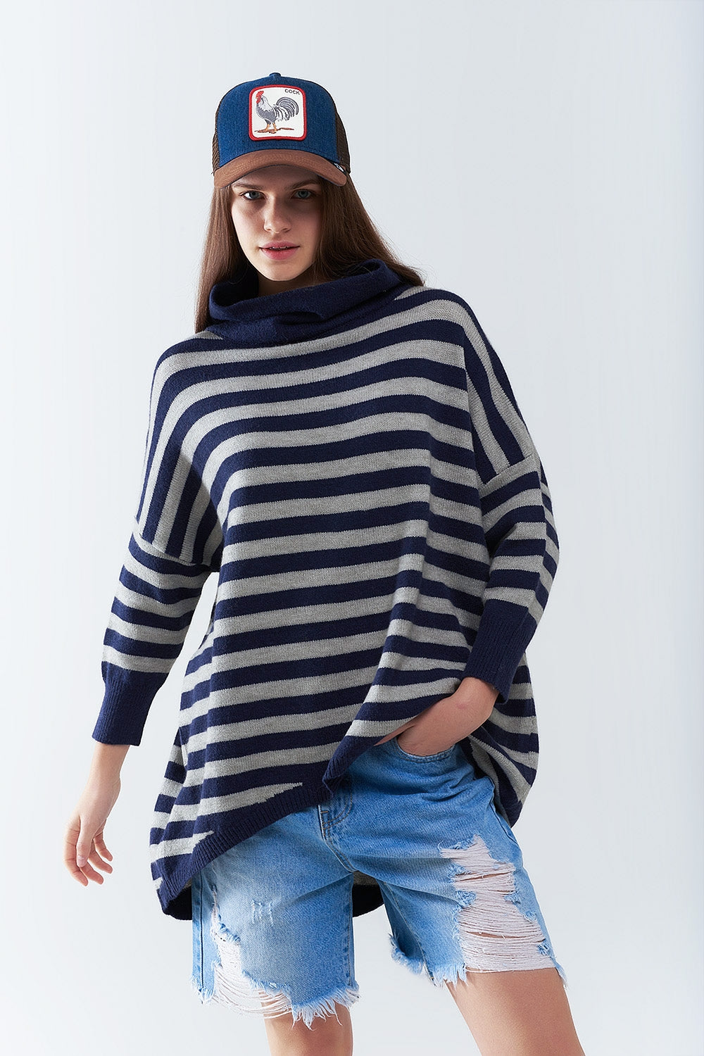 Pull oversize à col montant avec ailes de chauve-souris et rayures en bleu marine et gris