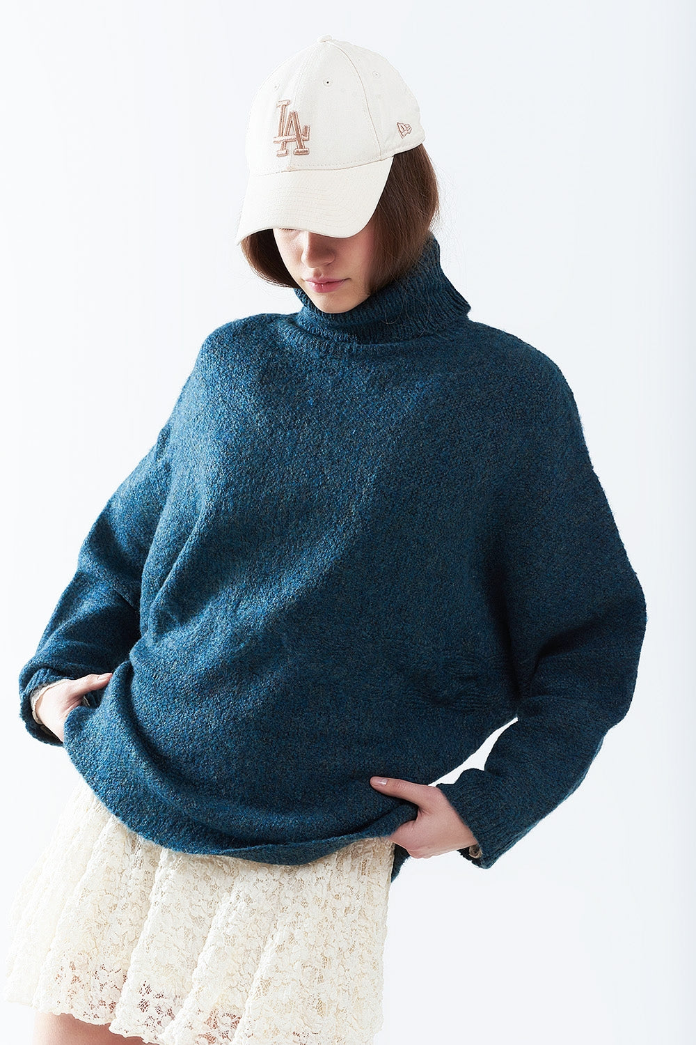 Pull oversize bleu sarcelle avec un col montant et des manches amples