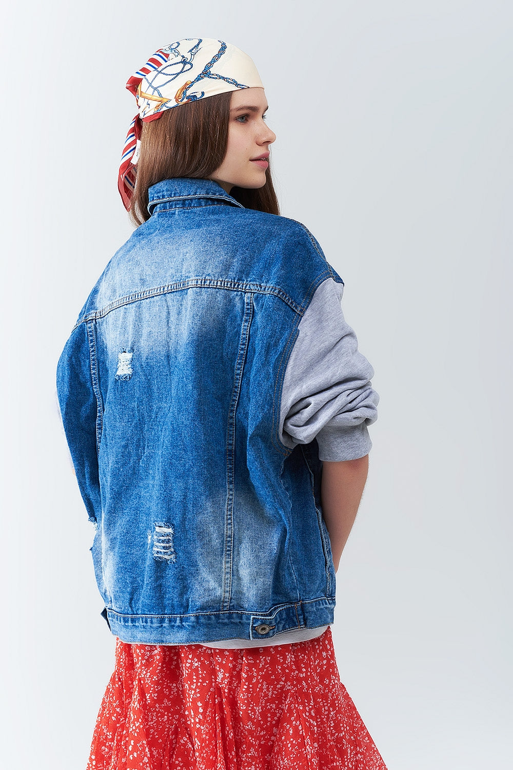 Veste en jean avec manches en tissu jogging