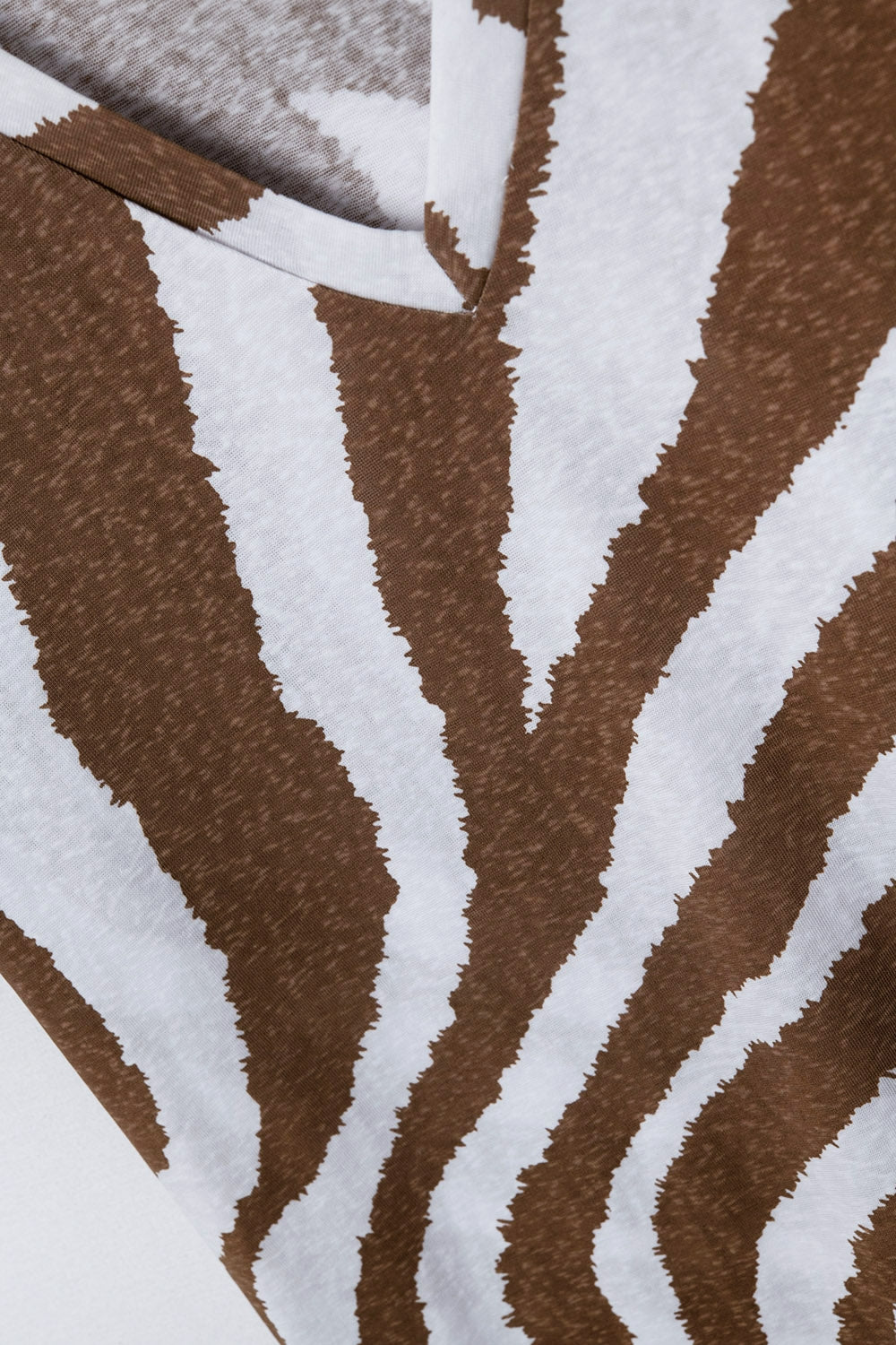 T-shirt à col en V avec imprimé zébré camel