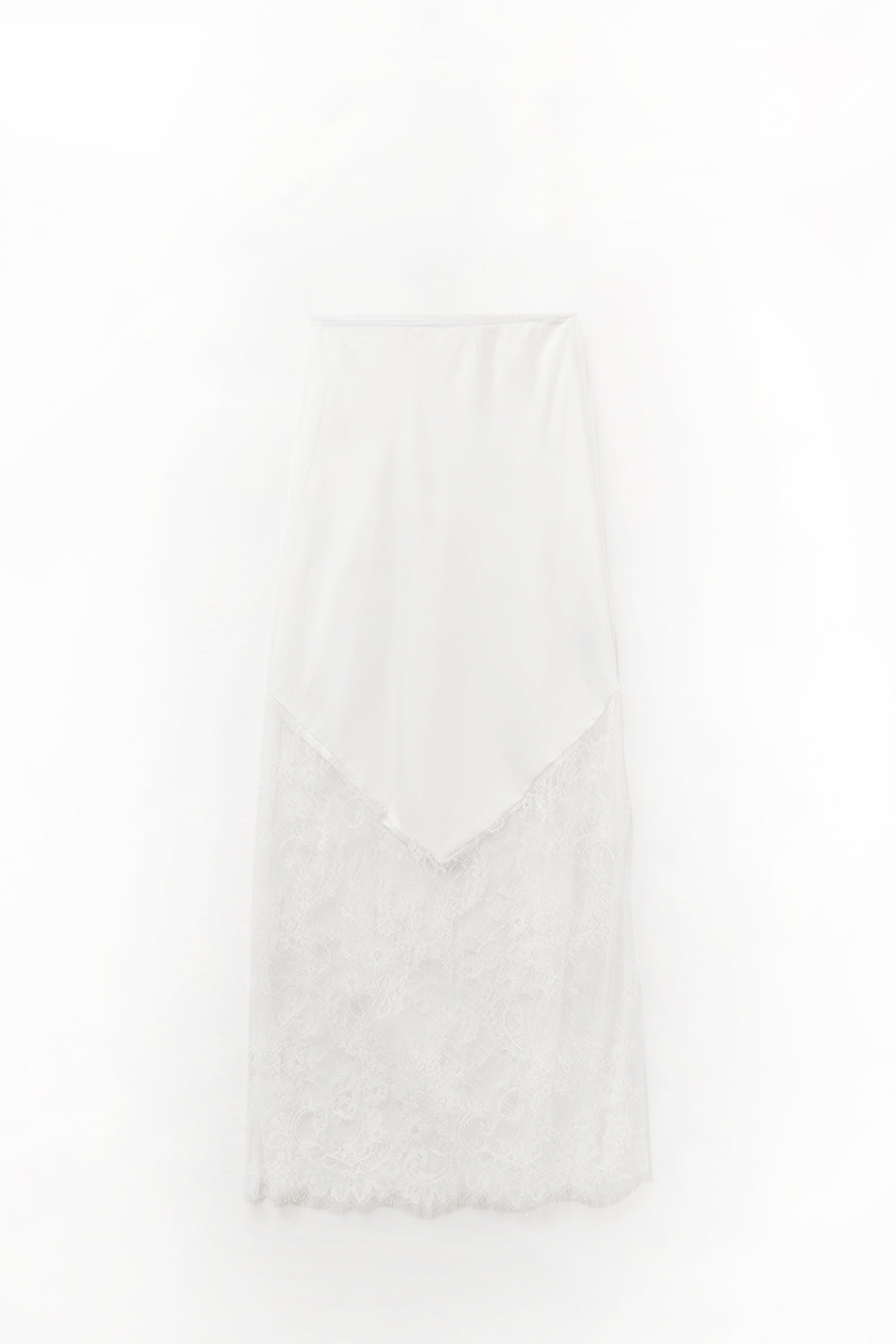 jupe en satin blanc avec de la dentelle en bas