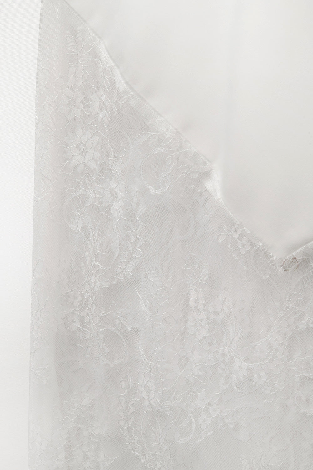 jupe en satin blanc avec de la dentelle en bas