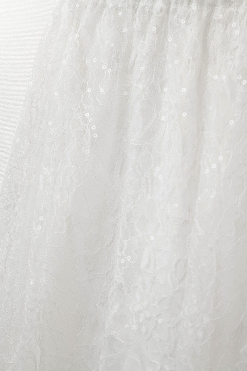 Jupe maxi en dentelle blanche avec détails en paillettes