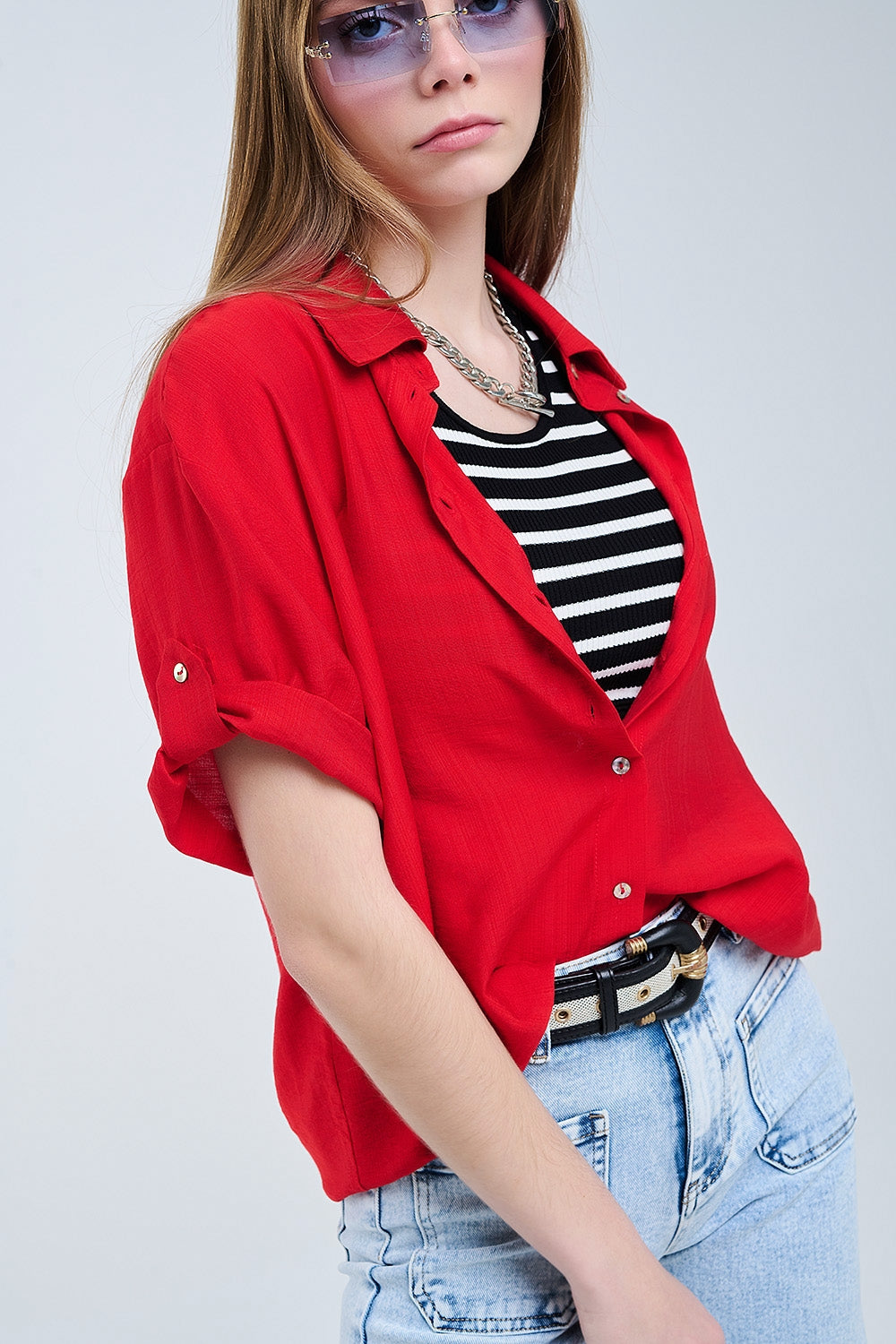 Chemise rouge à manches courtes et plis sur la manche