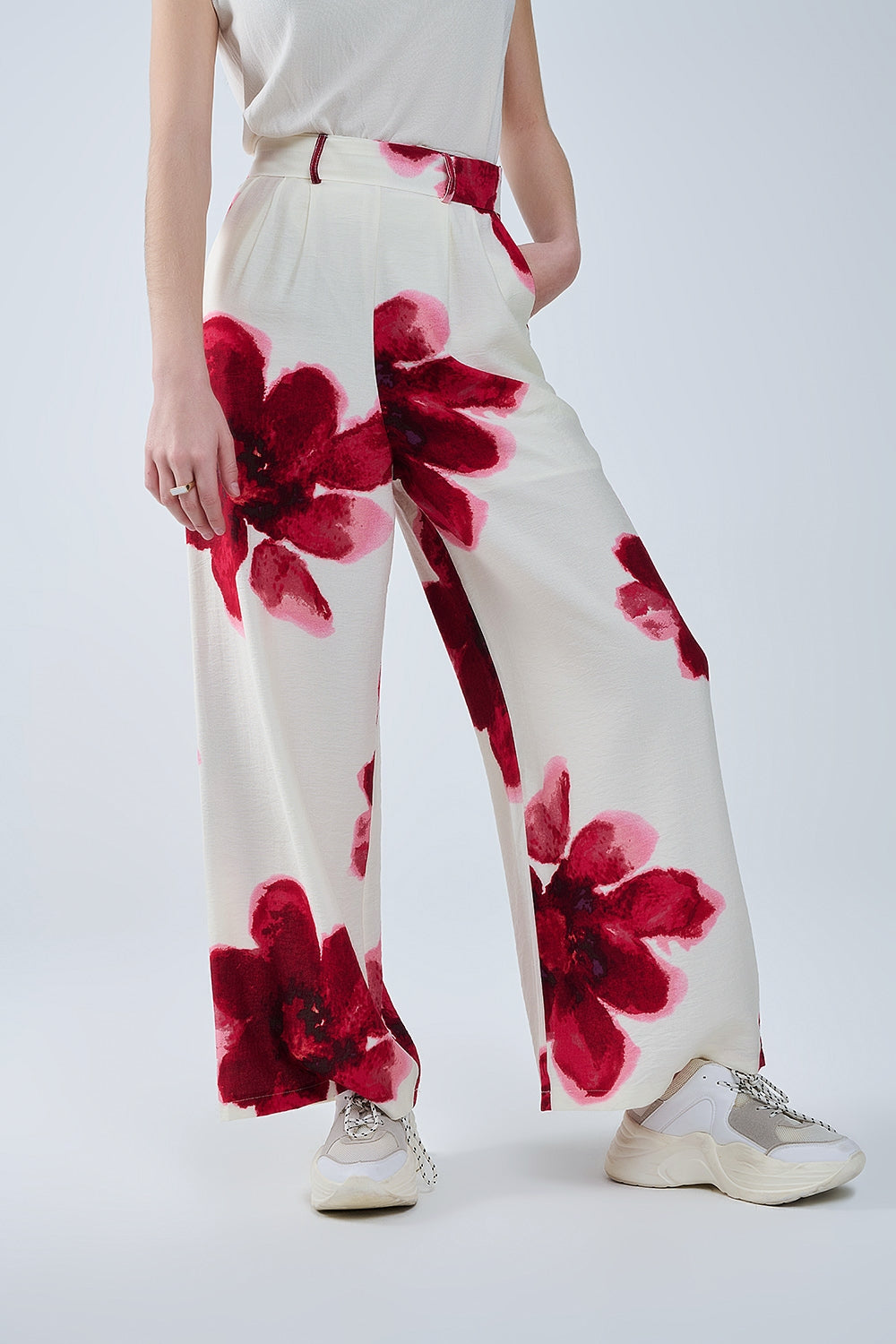 Pantalon palazzo beige avec imprimé fleuri Tropial rouge et ceinture assortie