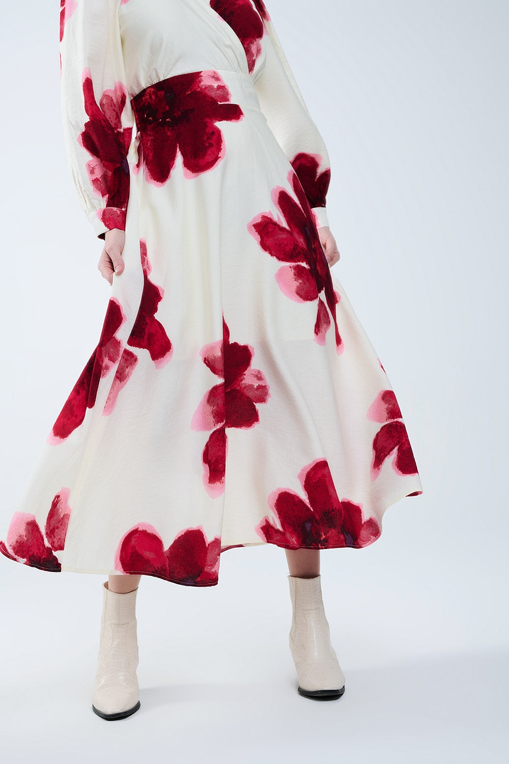 Robe midi portefeuille beige avec imprimé floral tropical rouge et manches longues