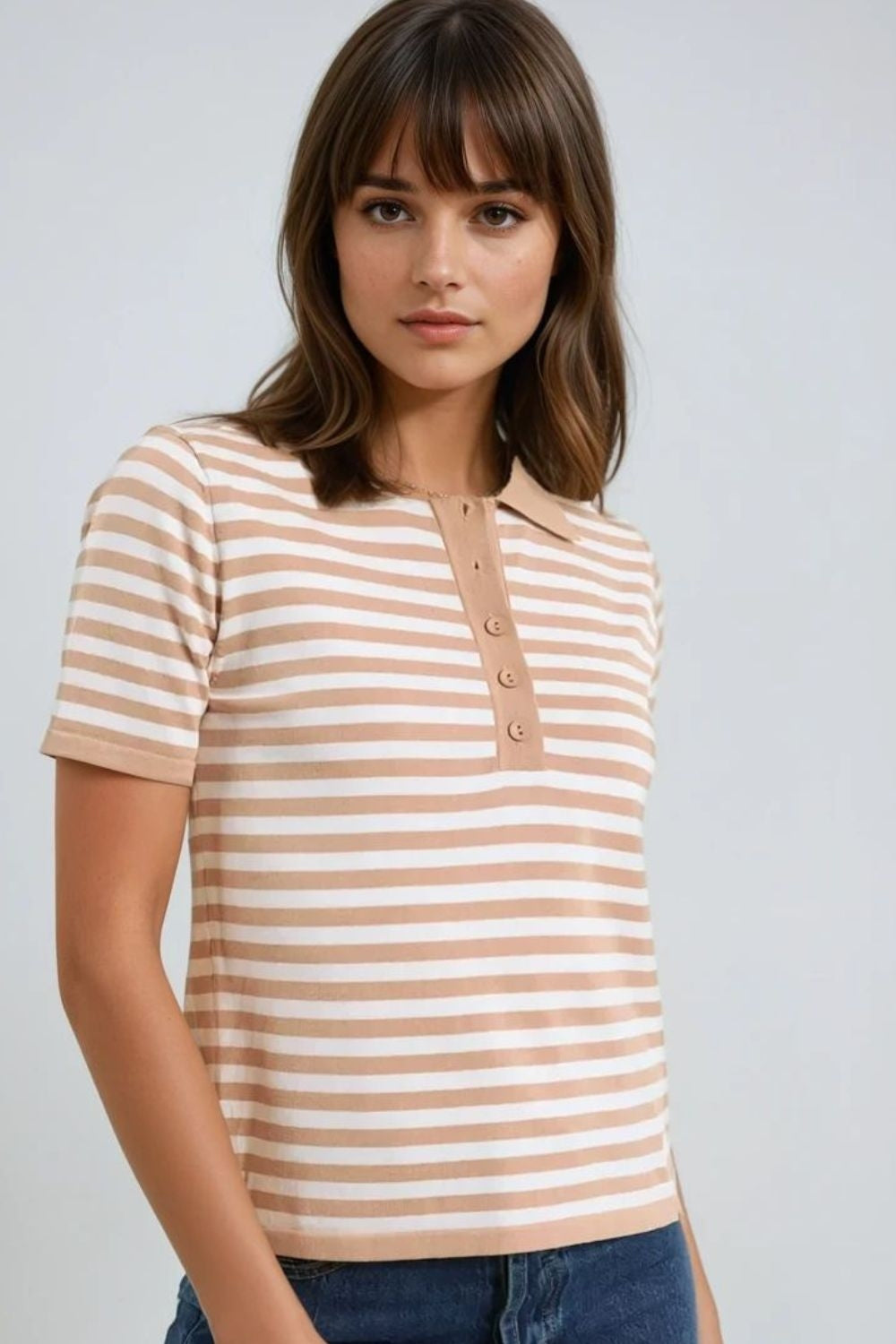 Polo en maille rayée beige et blanc
