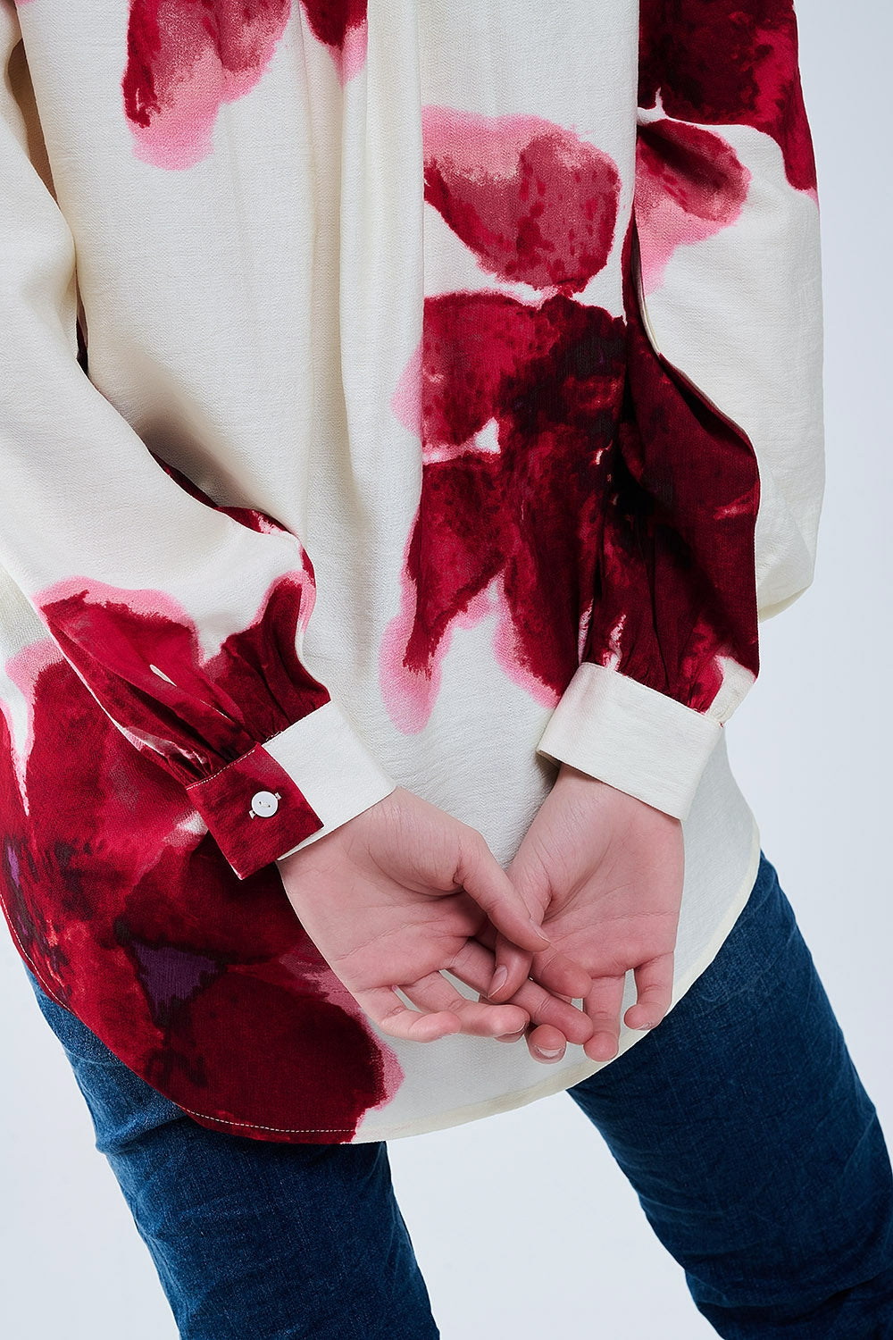 Chemise décontractée en beige avec imprimé de fleurs tropicales en rouge