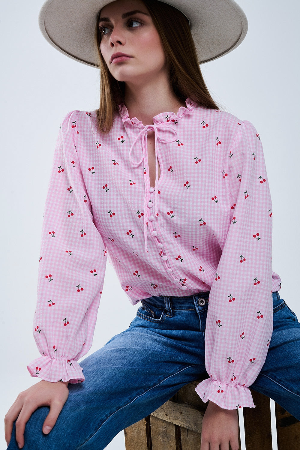 Chemisier rose avec détails de cerises et nœud noué