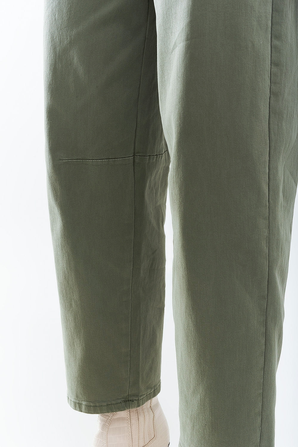 Pantalons droits longueur cheville en kaki avec détail de couture au genou