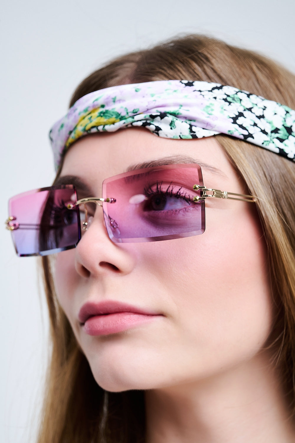 Lunettes de soleil carrées dorées à monture fine avec verres dégradés de violet à rose