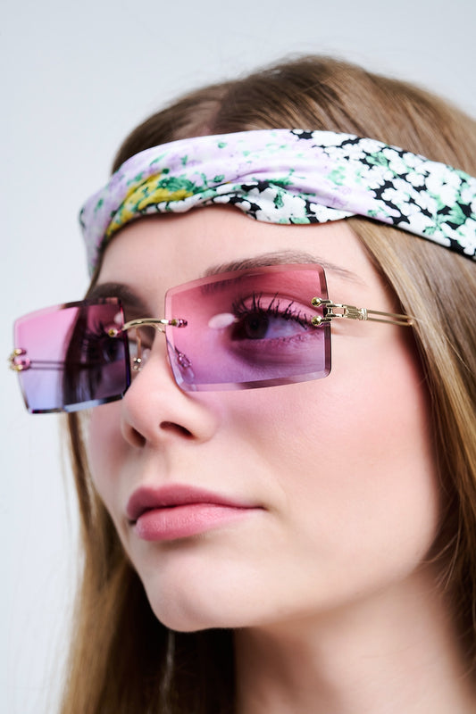 Lunettes de soleil carrées dorées à monture fine avec verres dégradés de violet à rose