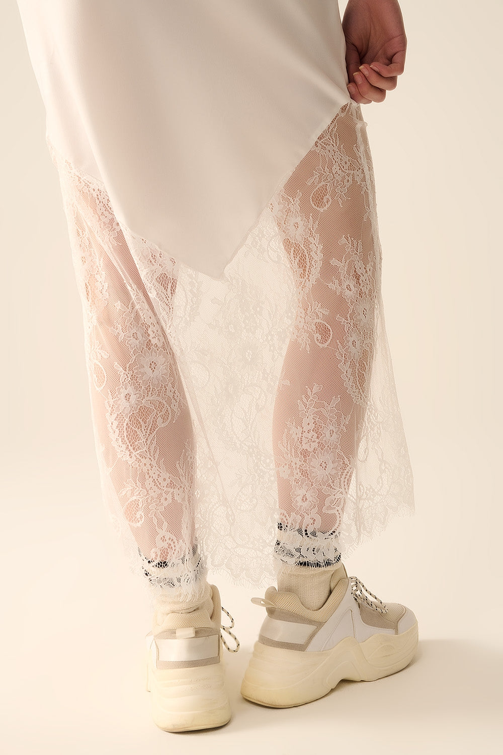 jupe en satin blanc avec de la dentelle en bas