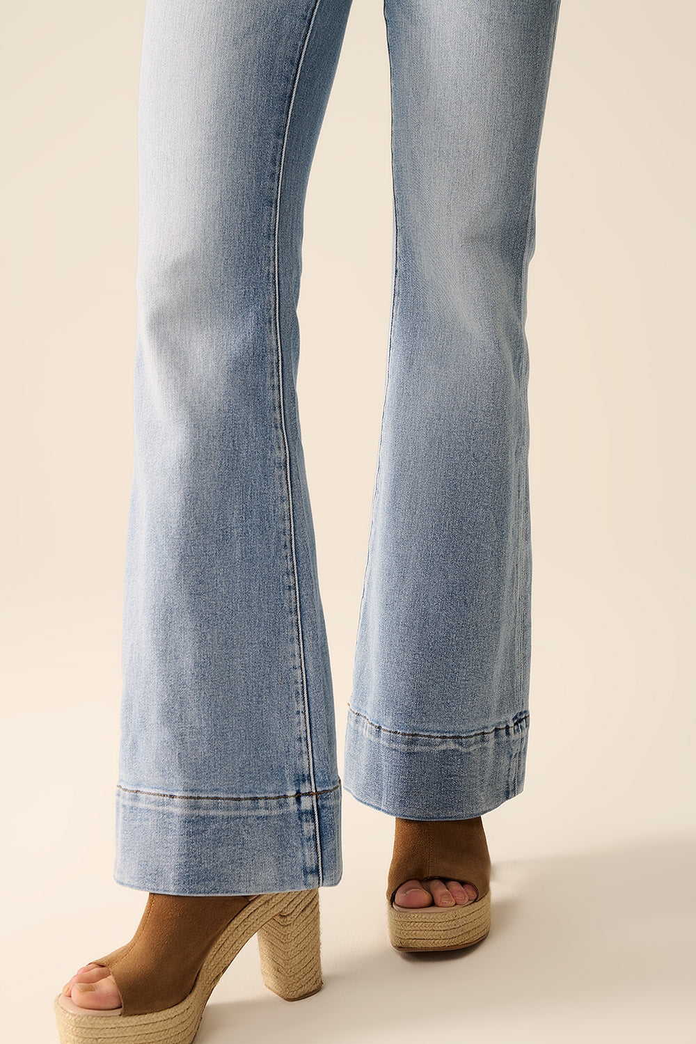 jeans évasés en délavé clair fabriqués en denim de haute qualité