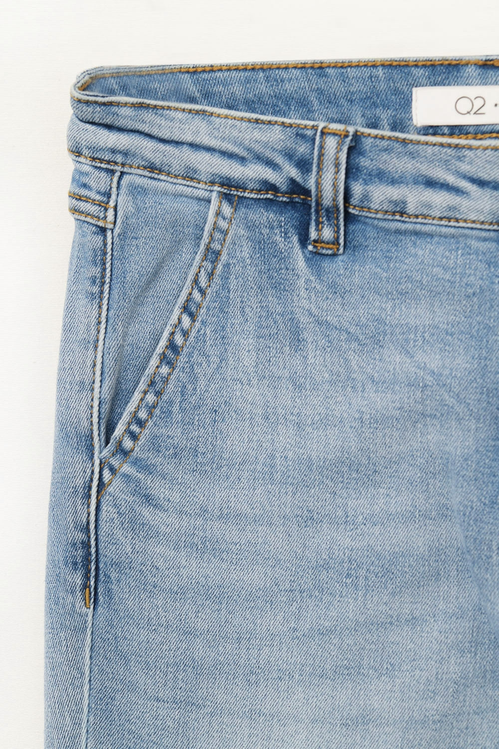 jeans évasés en délavé clair fabriqués en denim de haute qualité