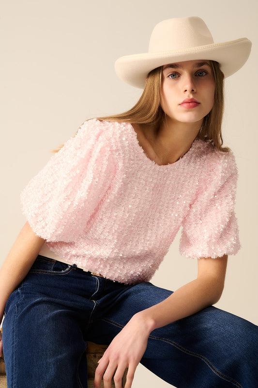 Top rose avec des détails en sequins et des manches bouffantes
