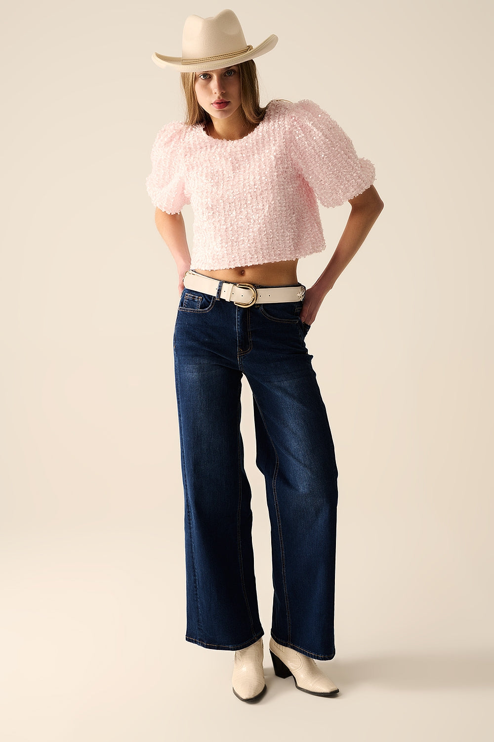 Top rose avec des détails en sequins et des manches bouffantes
