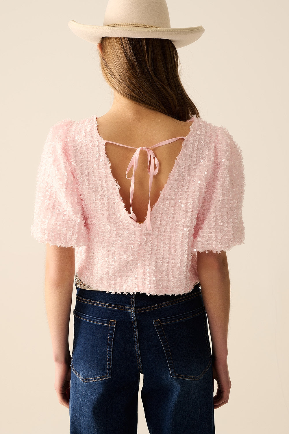 Top rose avec des détails en sequins et des manches bouffantes