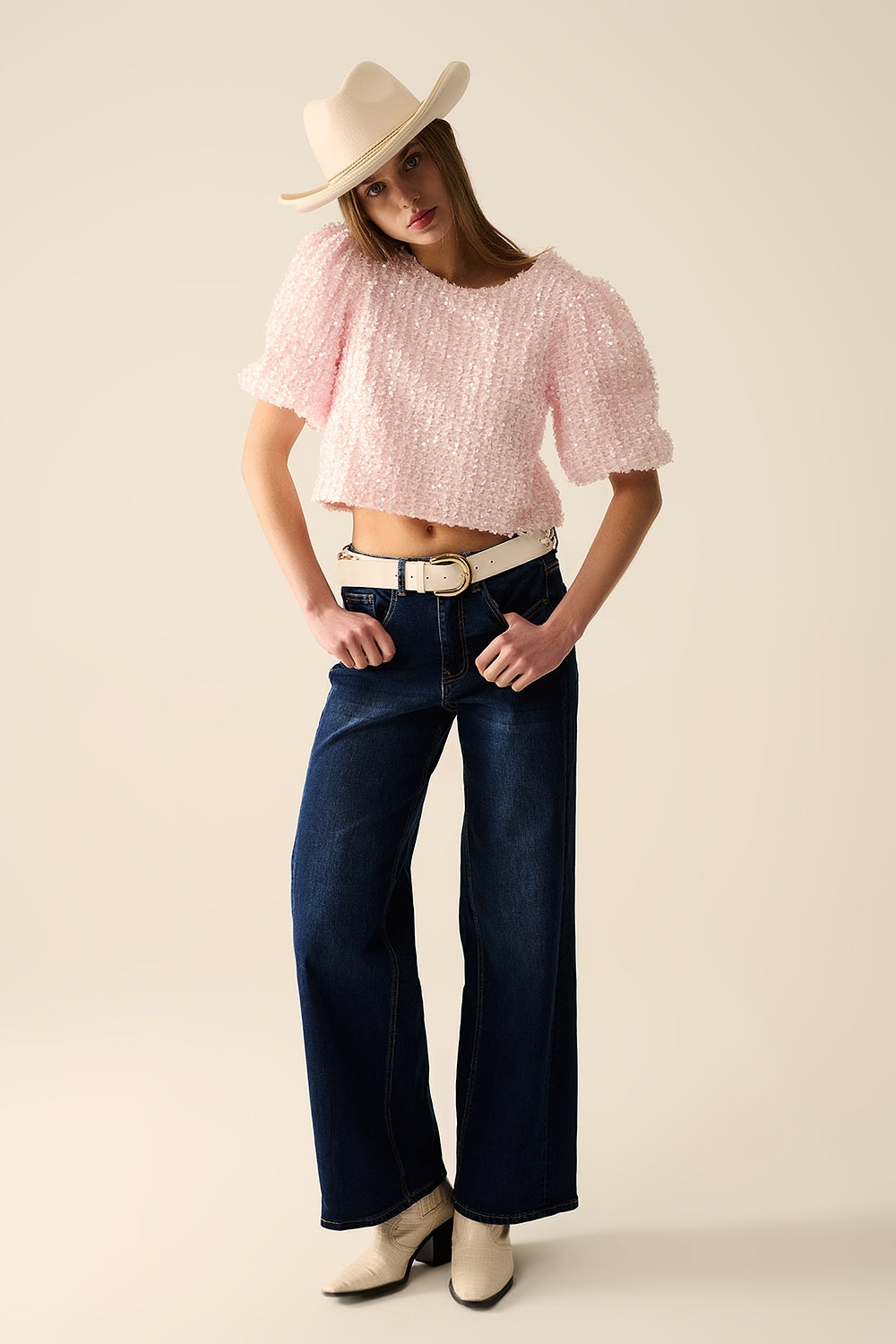 Top rose avec des détails en sequins et des manches bouffantes