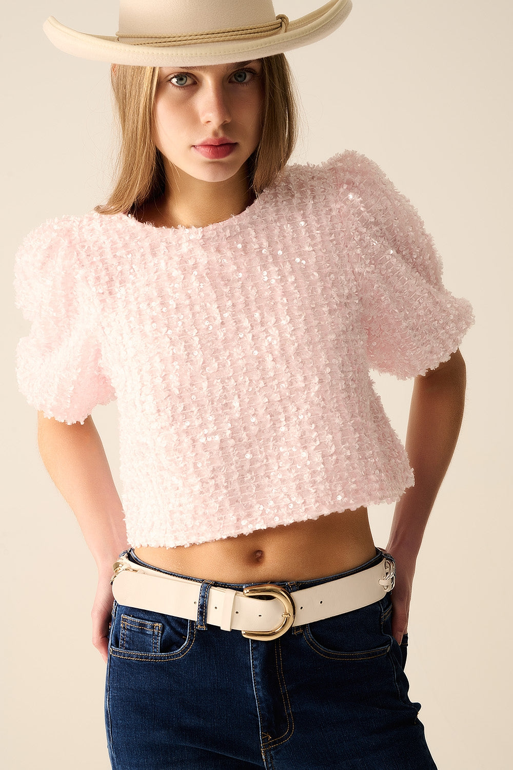Top rose avec des détails en sequins et des manches bouffantes