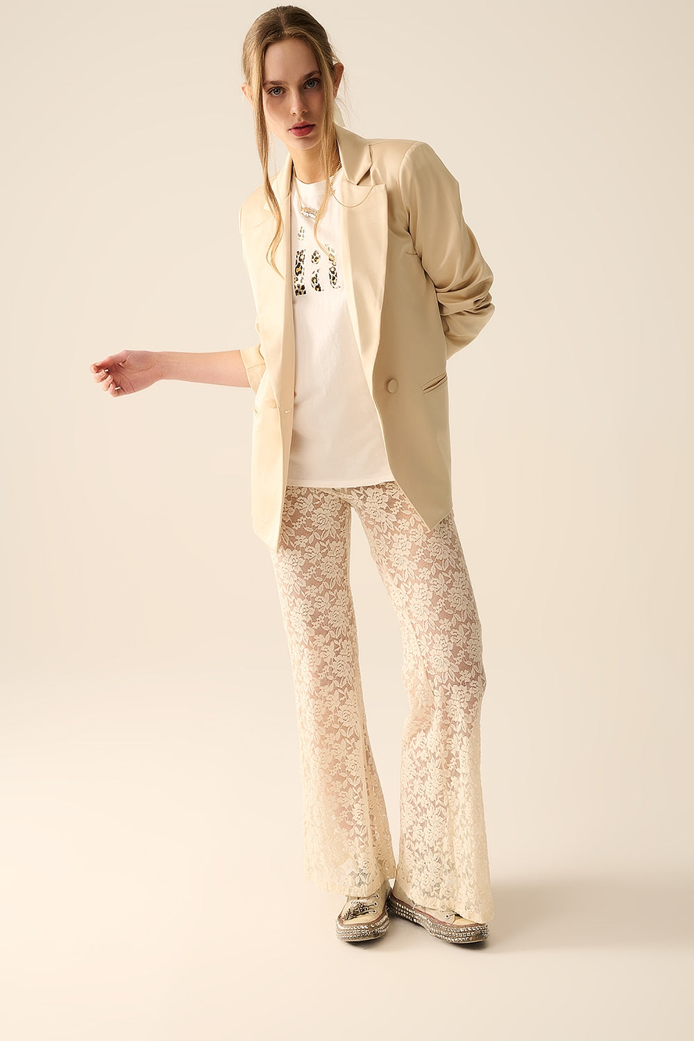 Pantalon évasé crème en dentelle florale