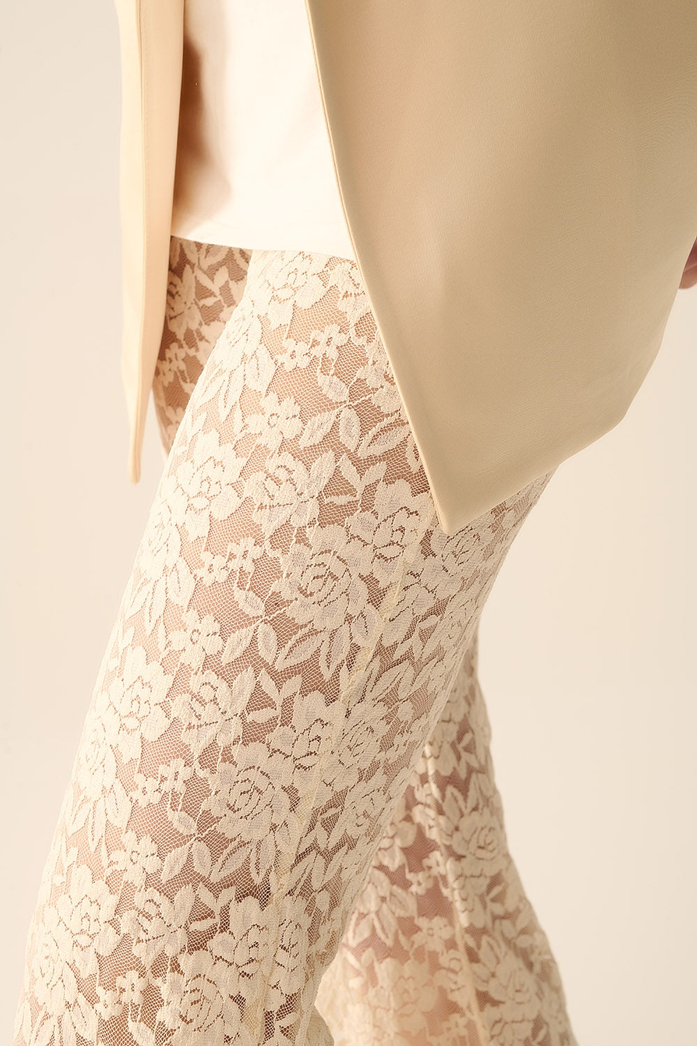 Pantalon évasé crème en dentelle florale