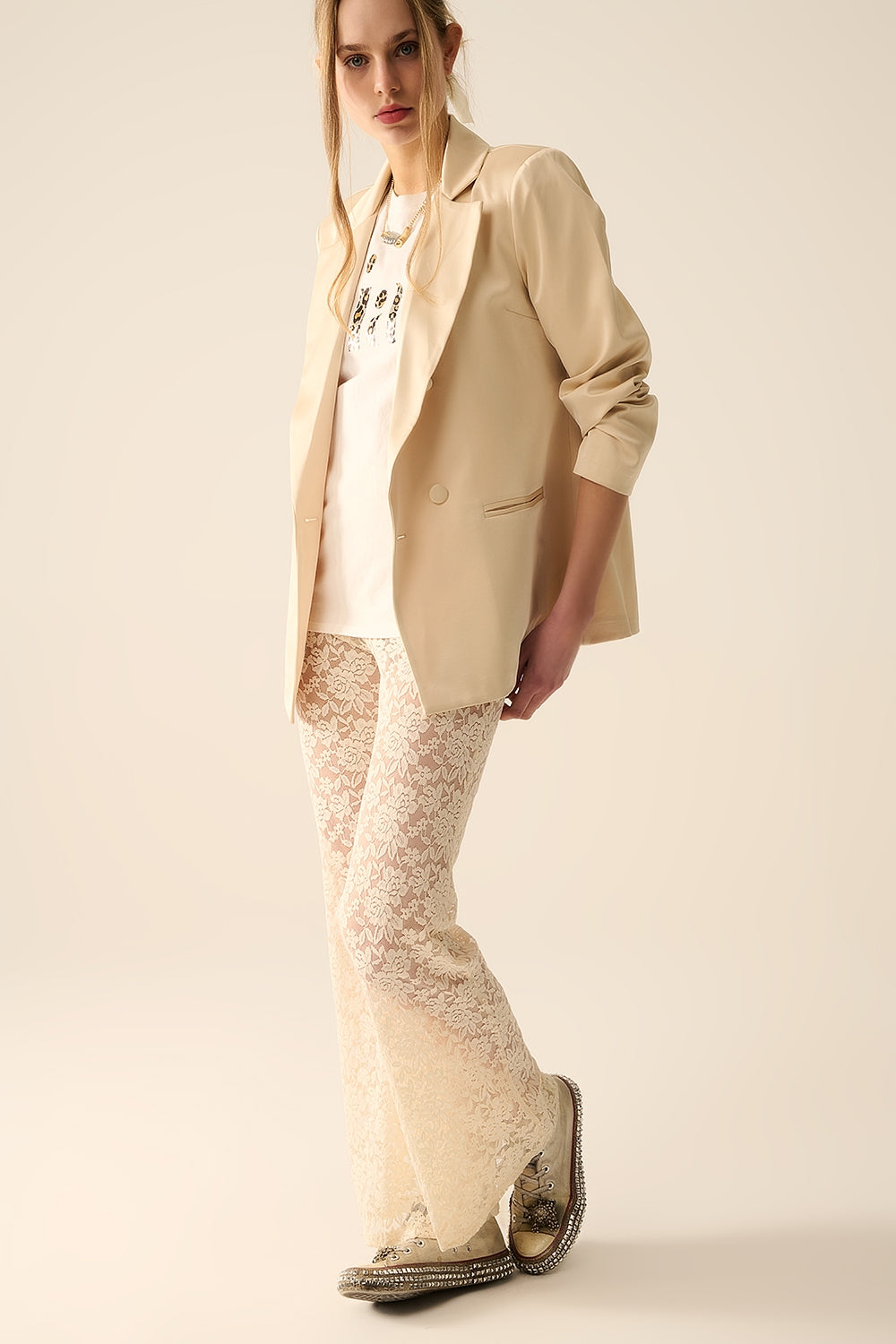 Pantalon évasé crème en dentelle florale