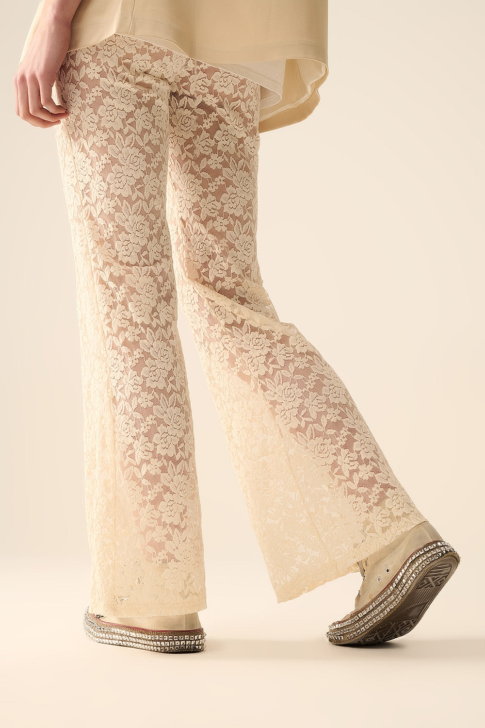 Pantalon évasé crème en dentelle florale