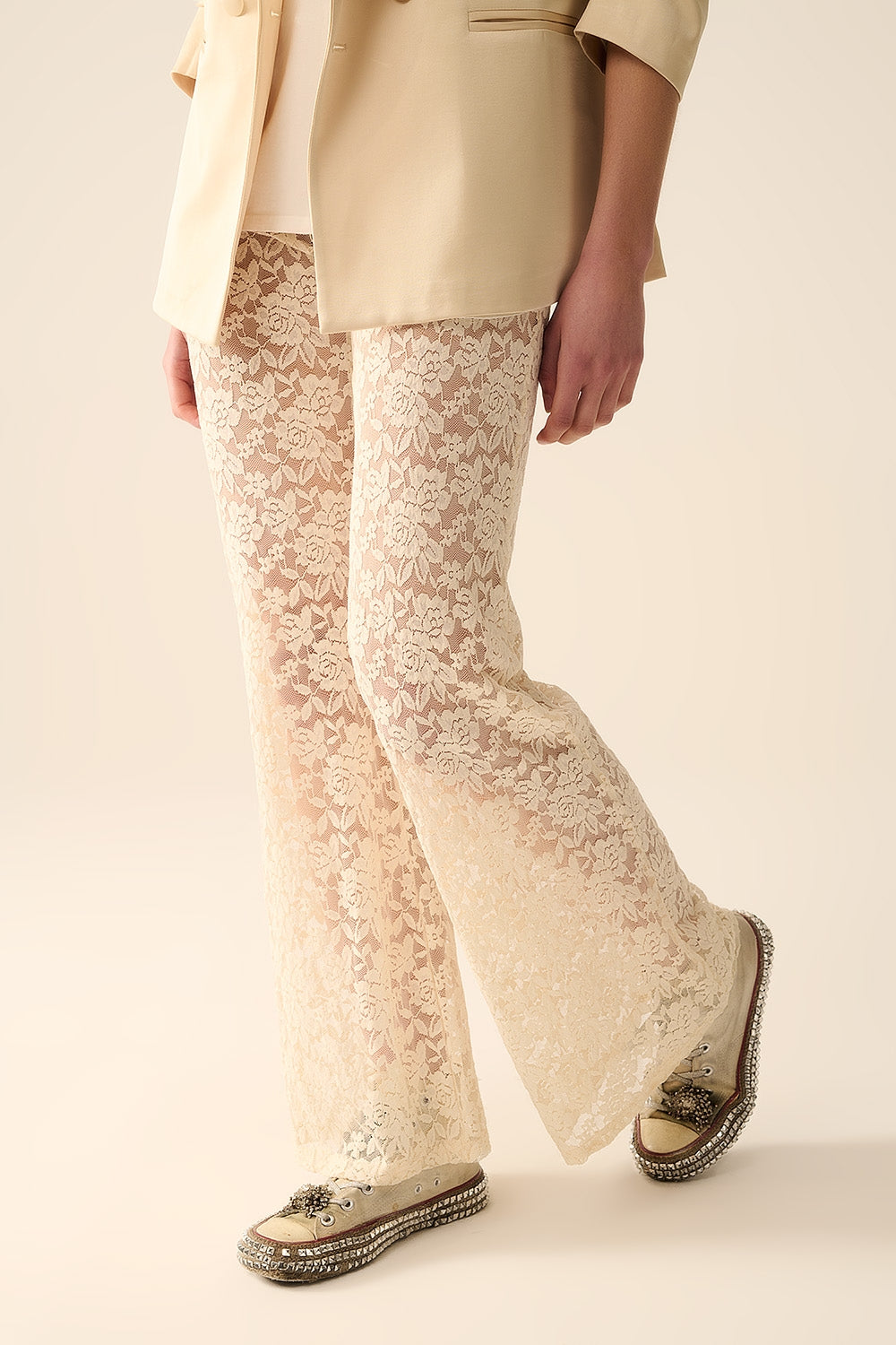 Pantalon évasé crème en dentelle florale