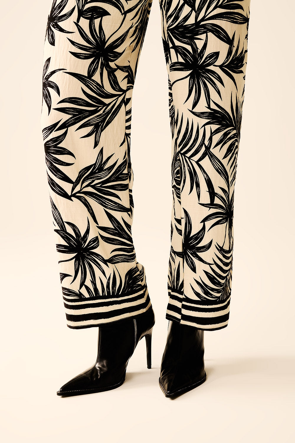 Combinaison à manches courtes avec motif tropical en noir et blanc