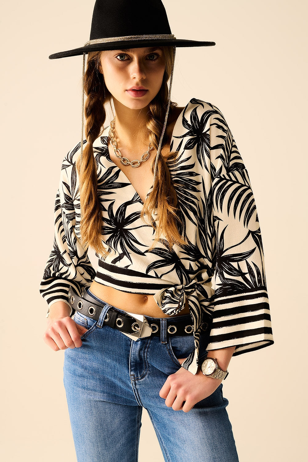 Haut court en blanc avec motif tropical en noir